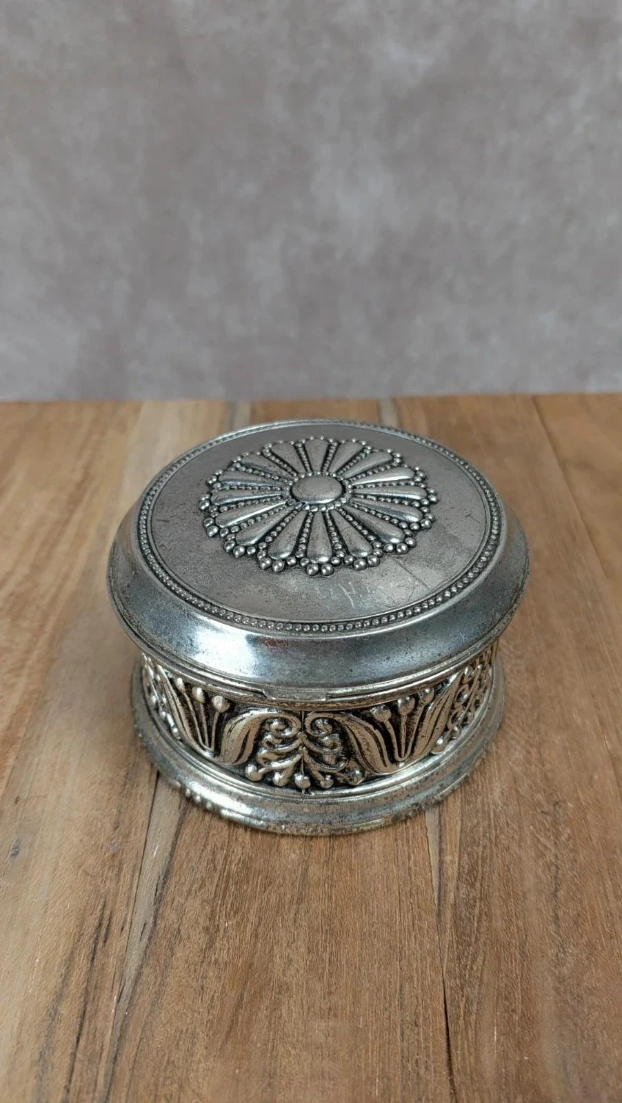 Boîte ancienne ronde en métal argenté – Intérieur velours rouge
